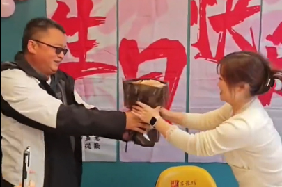 河南賽諾威生活的一面，同事生日其樂(lè)融融，員工一家親！我們不僅懂聚丙烯酰胺，我們更懂生活！